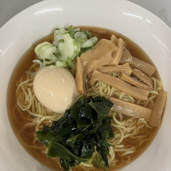 煮たまごとメンマ、わかめをのせたラーメン
