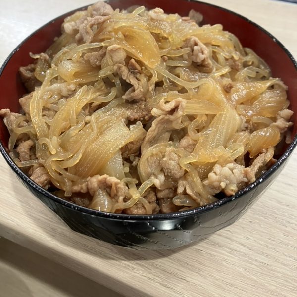 玉ねぎとしらたきの入った肉のすき煮